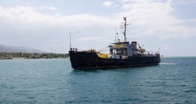 Navio patrocinado por Scientology chega ao Haiti com mais de 100 toneladas de carga para o esforço de socorro.