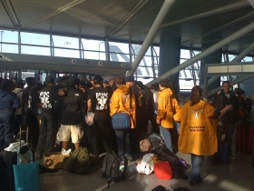 Ministros Voluntários de Scientology e membros de outras organizações humanitárias no Aeroporto JFK, à espera de partir para o Haiti.