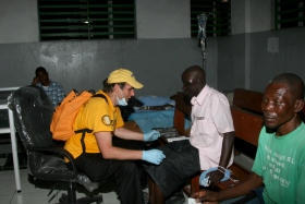 David a cuidar de pacientes no Hospital Geral em Port–au–Prince, Haiti