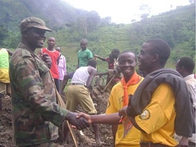 Os escoteiros de Quénia, que foram treinados para Ministros Voluntários, ajudaram na ação de busca e salvamento após deslizamentos de terra no Distrito Bududa do Uganda.