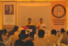 Ministros Voluntários de Scientology Pablo e Jean–Paul lêem uma mensagem da Sede Internacional dos Ministros Voluntários.