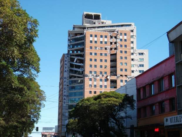 Edifício alto danificado em Concepción, março de 2010.