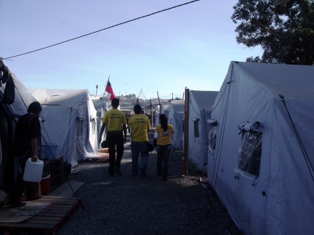 Campo de refugiados na cidade portuária de Talcahuano, Província de Concepción, abril de 2010.