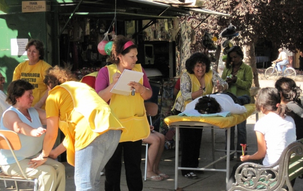 Entrega de Ajuda por Toque – para aliviar a dor e o desconforto – em Rancagua, Chile (março de 2010).