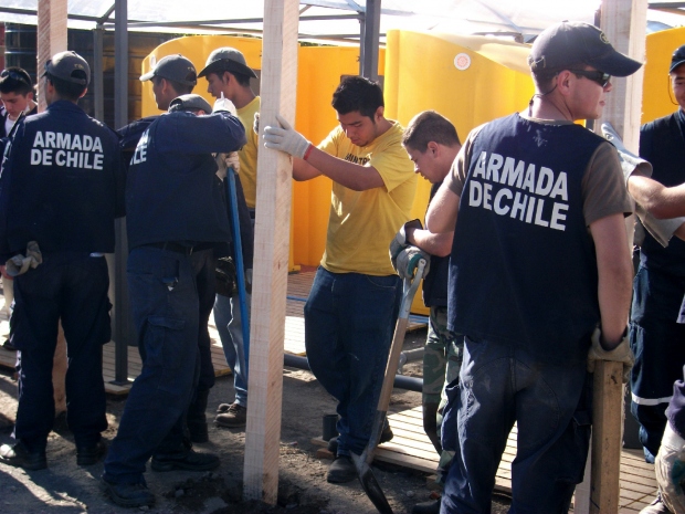 Ajudando a Armada do Chile (marinha chilena) na construção de abrigos permanentes, maio de 2010.